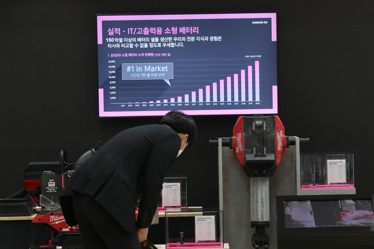 9일 오전 서울 강남구 코엑스에서 열린 배터리 전문 전시회 '인터배터리 2021'에서 참관객이 삼성SDI 부스 전시품을 둘러보고 있다. [연합]