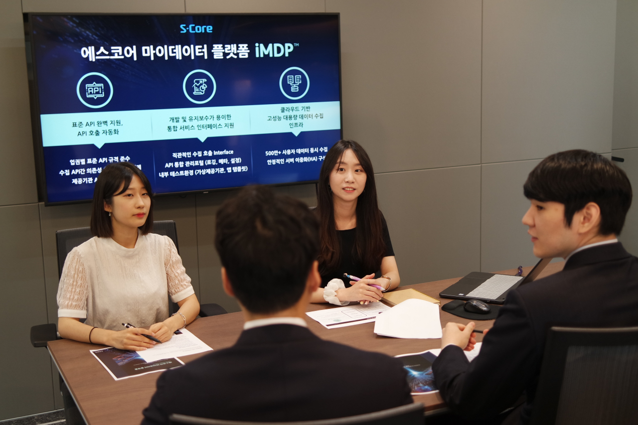 에스코어가 직원들 대상으로 마이데이터 플랫폼 'iMDP' 특징을 소개하고 있다. [에스코어 제공]