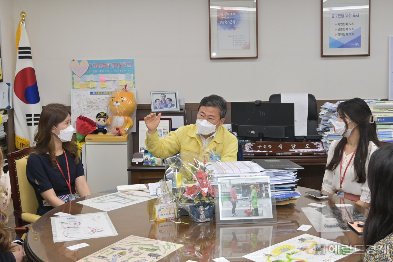 서양호 서울중구청장이 직원들과 간담회를 하고 있다. [중구 제공]