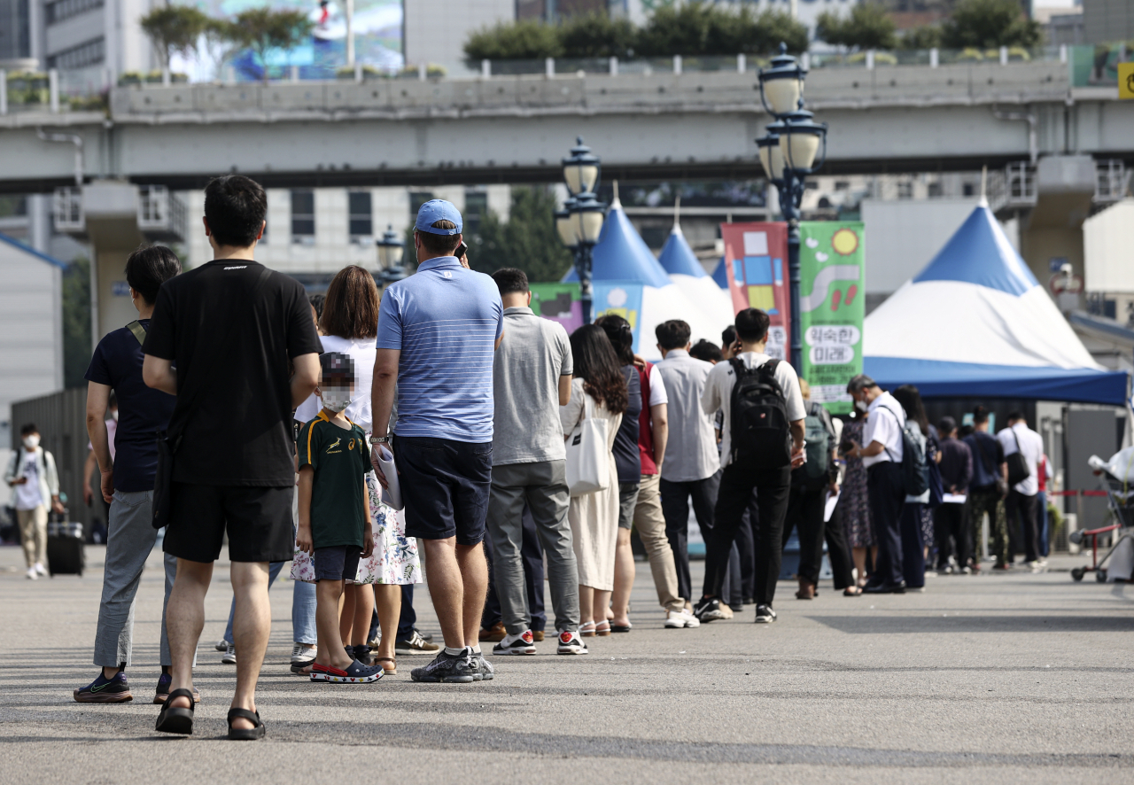 국내 신종 코로나바이러스 감염증(코로나19) 신규 확진자 수 700명대 중반을 기록한 1일 오전 서울역에 설치된 중구임시선별검사소에서 시민들이 검사를 받기 위해 줄을 서 있다. 연합뉴스