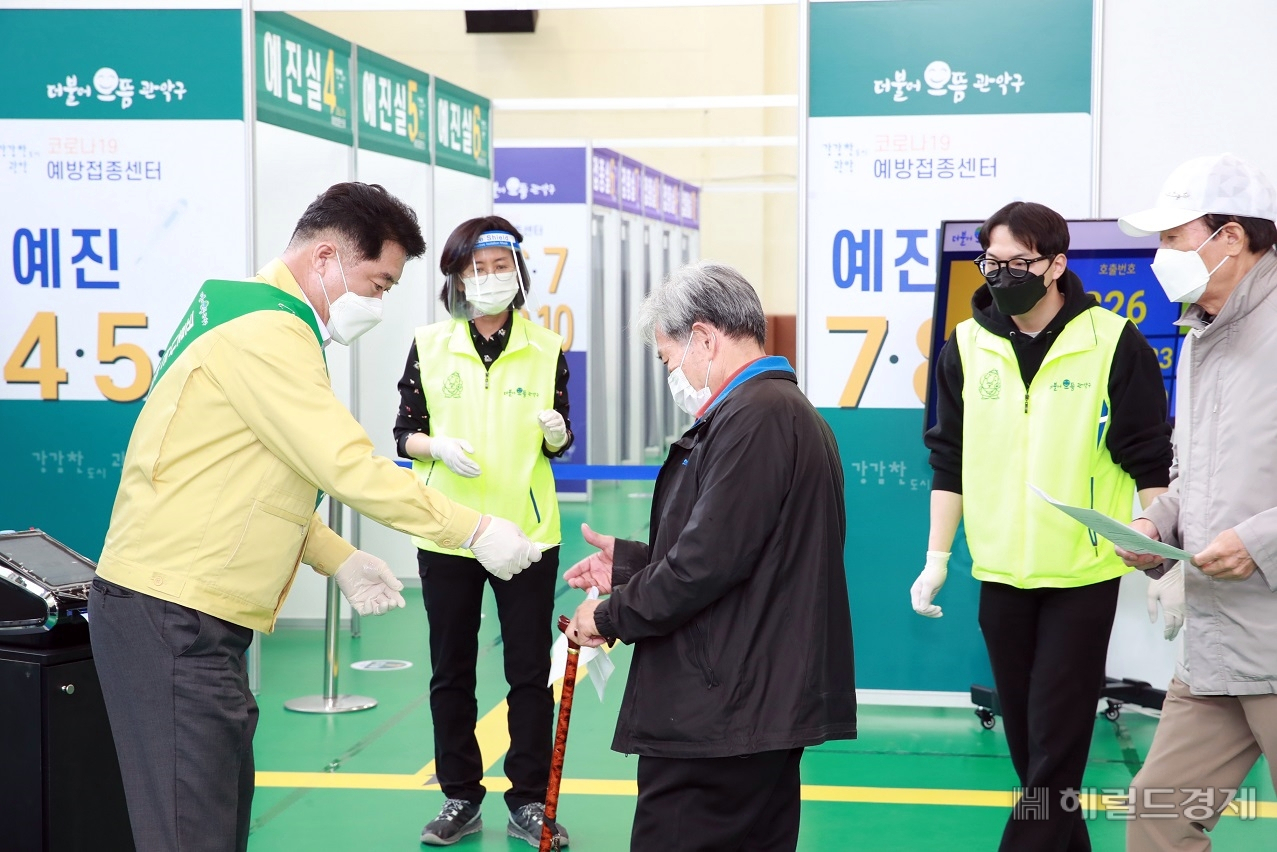 박준희 구청장 예방접종센터에서 어르신들에게 접종 안내를 하고 있다. [관악구]