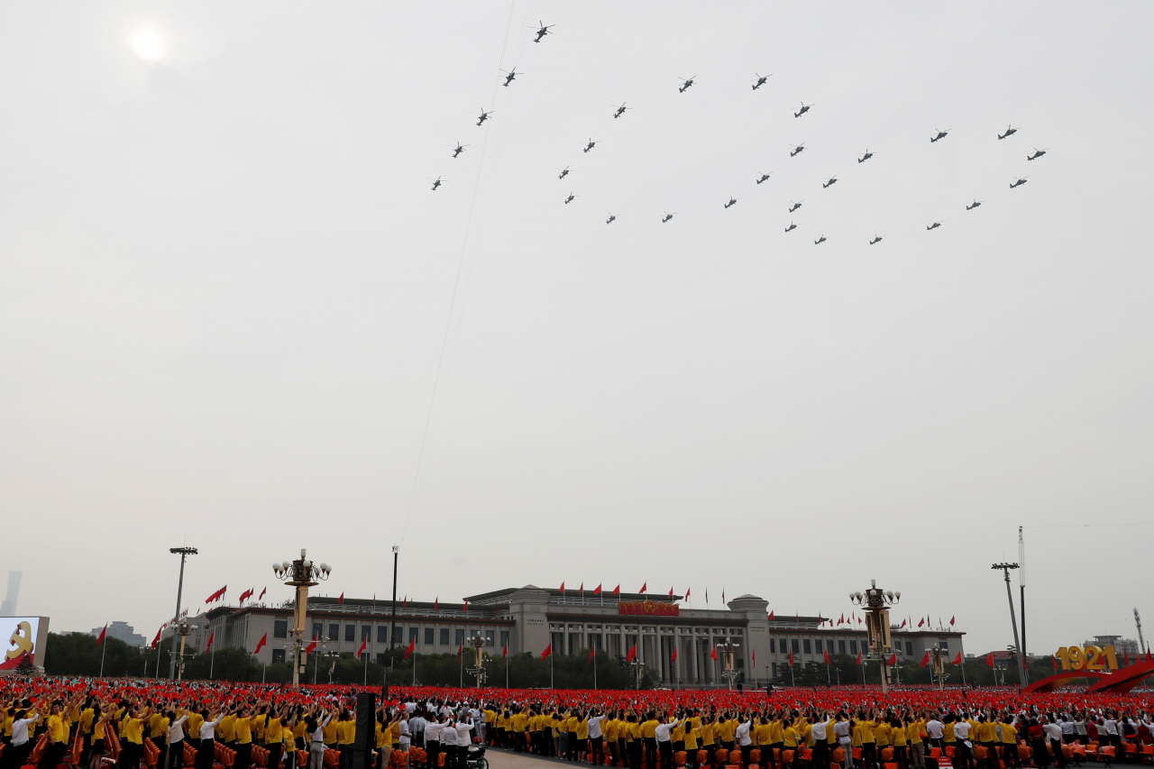 1일(현지시간) 중국 공산당 창당 100주년 경축대회가 열린 베이징(北京) 톈안먼(天安門) 광장 상공에 최신형 ‘Z-8L’ 등을 포함한 헬리콥터 29대가 창당 100주년을 상징하는 숫자 ‘100’을 형상화하는 에어쇼를 펼치고 있다. [로이터]