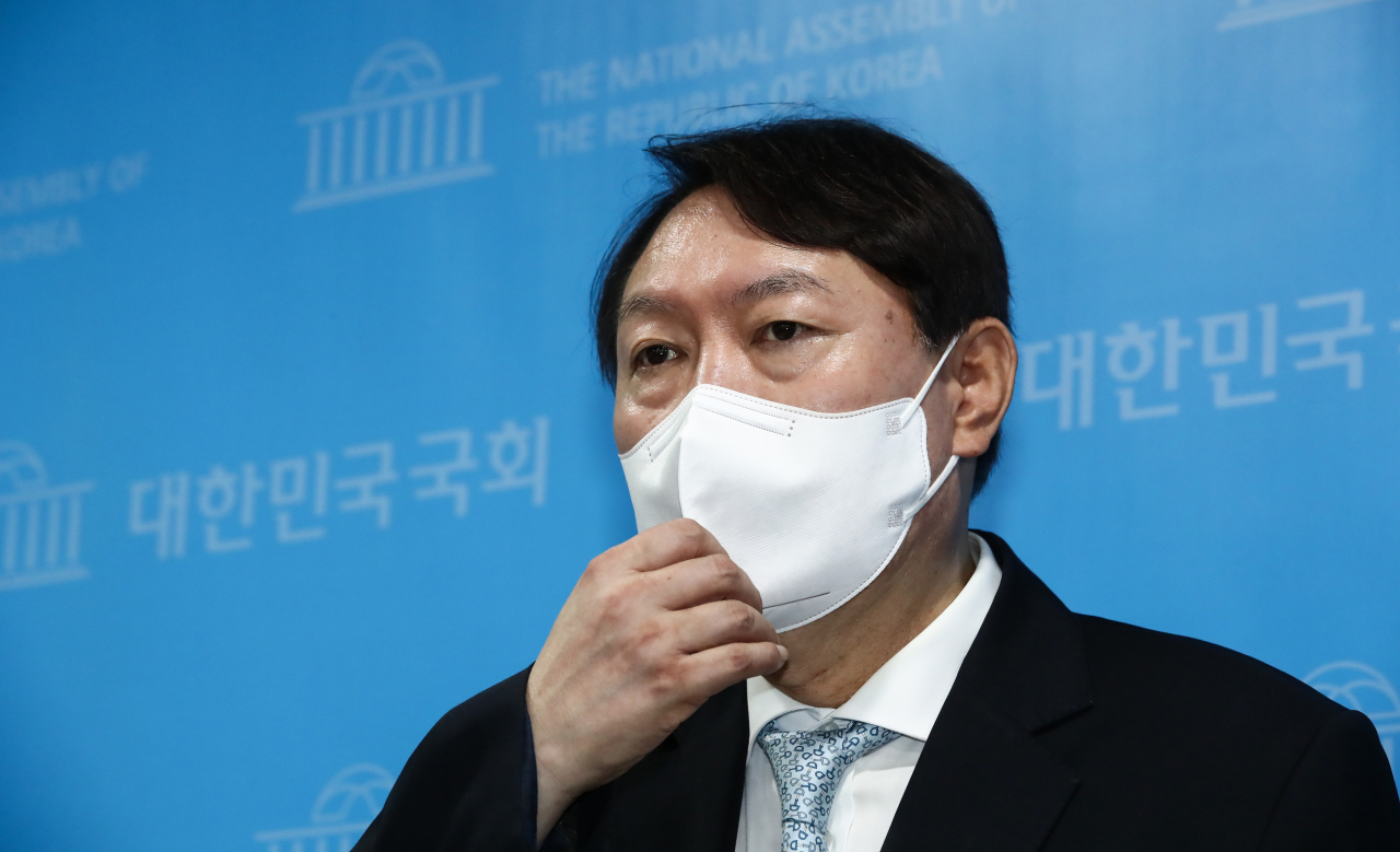 대권주자인 윤석열 전 검찰총장이 지난달 30일 서울 여의도 국회 소통관을 방문, 출입기자 등과 인사를 마친 뒤 기자들의 질문에 답하고 있다. [헤럴드경제=이상섭 기자]