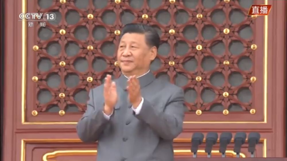 시진핑(習近平) 중국 국가주석 겸 중국 공산당 중앙위원회 총서기가 1일(현지시간) 베이징(北京) 톈안먼(天安門) 광장에서 열린 중국 공산당 창당 100주년 경축대회에서 연설을 끝낸 뒤 환호성을 들어며 박수치고 있다. [중국 CCTV 방송 화면 캡쳐]