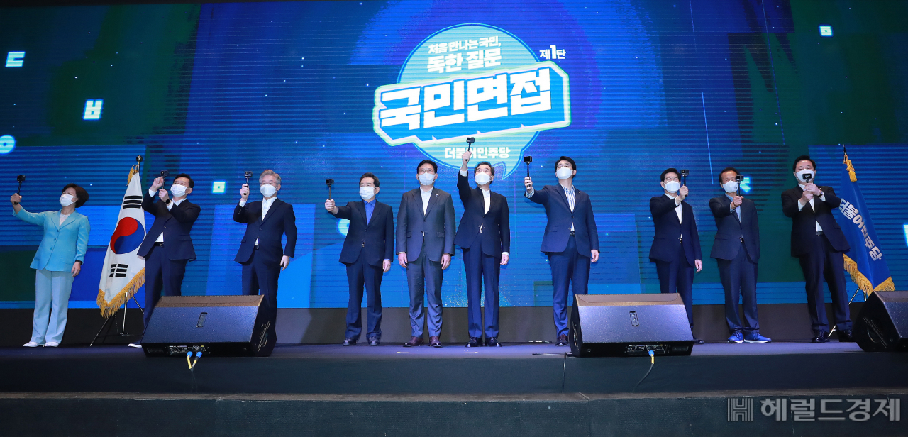 [사진=국회사진기자단] [헤럴드경제=이상섭 기자] 1일 오전 서울 여의도 글래드호텔에서 열린 더불어민주당 대선 경선 후보 공명선거 실천 서약식에서 대권주자들이 송영길 대표에게 건네받은 액션캠을 들고 포즈를 취하고 있다. 왼쪽부터 기호순서대로 추미애, 이광재, 이재명, 정세균 후보, 송영길 대표, 이낙연, 박용진, 양승조, 최문순, 김두관 후보. 2021.7.1