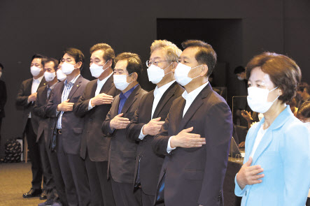 더불어민주당 대선 예비후보 등록을 마친 9명의 후보가 1일 오전 서울 여의도 글래드호텔에서 공명선거·성평등 실천 서약식 및 국민면접 프레스데이에 참석하고 있다. (왼쪽부터) 김두관·최문순·양승조·박용진·이낙연·정세균·이재명·이광재·추미애 예비후보. 이상섭 기자