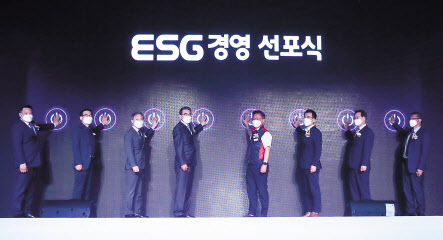 LX공사는 30일 ESG 경영 선포식을 위한 노사 공동 선언문을 채택하고 전주시와 상생 협력을 위한 업무협약을 체결했다. [LX공사 제공]