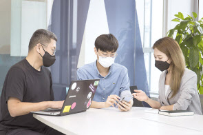 2019년 ‘C랩 아웃사이드’공모전에서 선정돼 1년간 지원을 받은 스타트업 ‘비트바이트’ 안서형 대표(가운데)가 삼성전자 직원들과 협의하고 있다. [삼성전자 제공]
