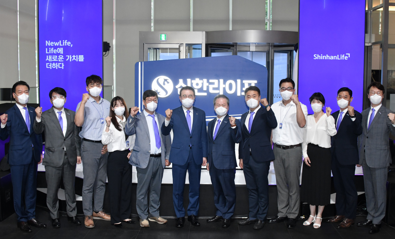 신한라이프는 1일 오전 서울 중구 신한라이프 본사에서 조용병 신한금융그룹 회장과 그룹사 CEO, 성대규 사장 등이 참석한 가운데 ‘신한라이프 출범식’을 개최하고 있다. [신한라이프 제공]