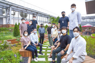 임영진(앞줄 왼쪽 두번째) 신한카드 사장이 지난달 30일 오픈한 신한카드 본사 옥상정원에서 MZ세대 직원들과 사진을 찍고 있다. [신한카드 제공]
