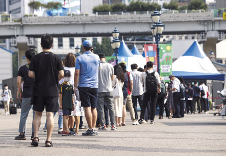 서울역에 설치된 중구임시선별검사소에서 시민들이 검사를 받기 위해 줄을 서 있다. [연합뉴스]