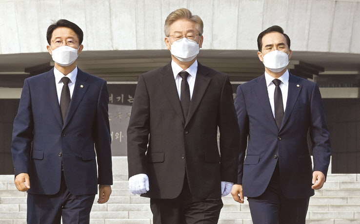 이재명 경기도지사가 온라인을 통해 대선 출마선언을 한 1일 오전 서울시 동작구 국립현충원을 찾아 참배하고 있다. [연합]