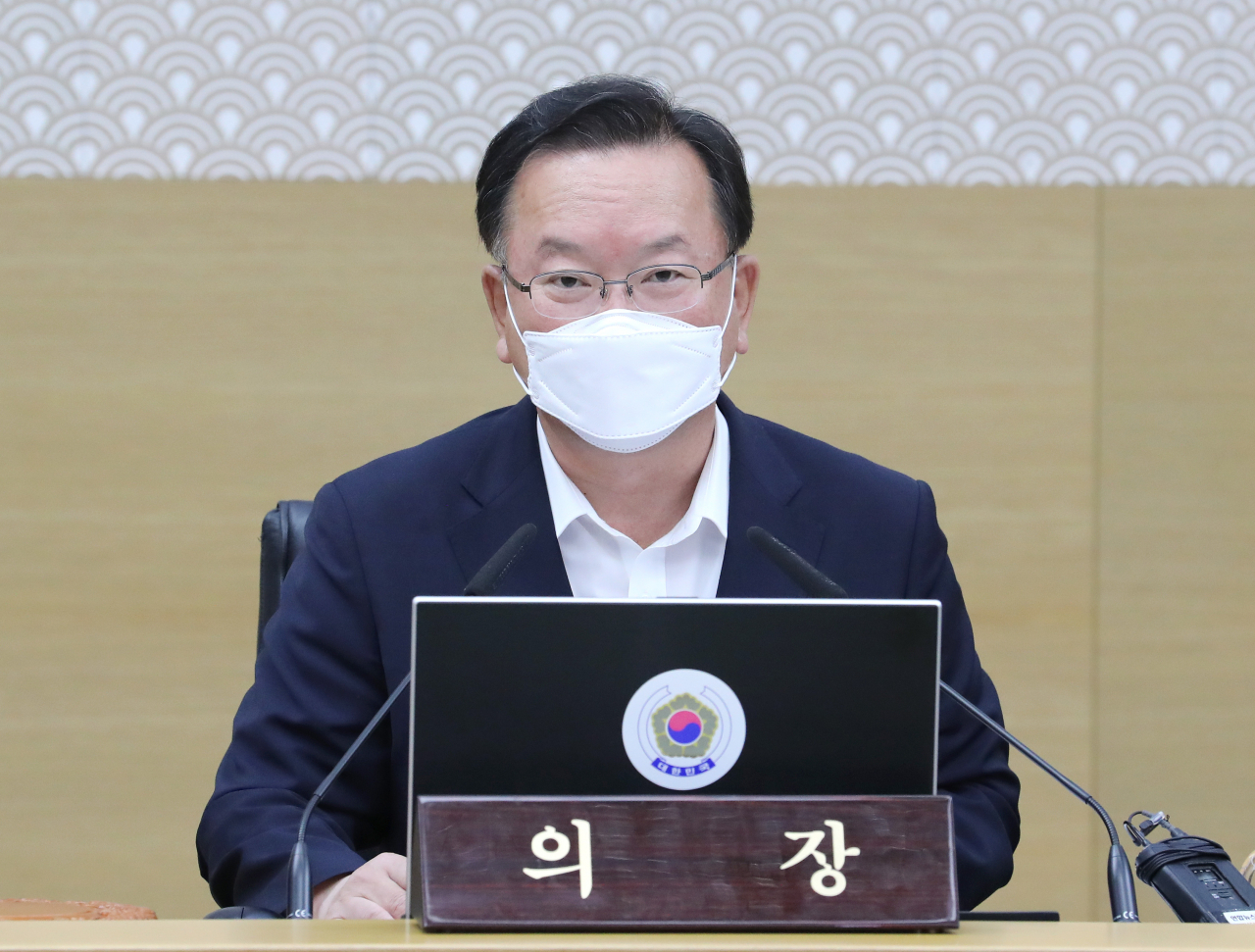 김부겸 국무총리가 1일 오전 세종시 정부세종청사에서 서울청사와 영상으로 연결해 열린 2021년도 제2회 추가경정예산안 등을 의결하는임시 국무회의를 주재하며 발언하고 있다. [연합]