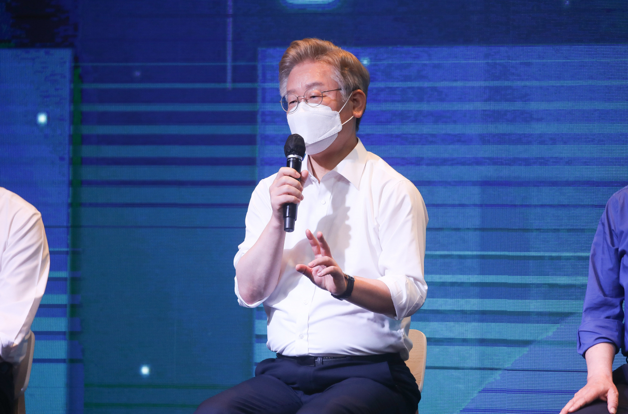 이재명 경기지사가 일 서울 여의도 글래드호텔 그랜드볼룸에서 열린 더불어민주당 대선 경선 후보들의 공명선거 실천 서약식 및 프레스데이에서 취재진의 질문에 답하고 있다. [연합]