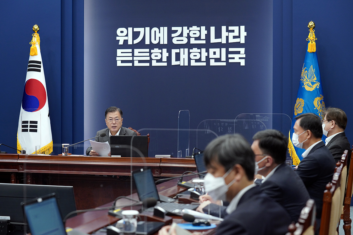 President Moon Jae-in presides over a weekly meeting with his key aides at Cheong Wa Dae on May 17. (Cheong Wa Dae)