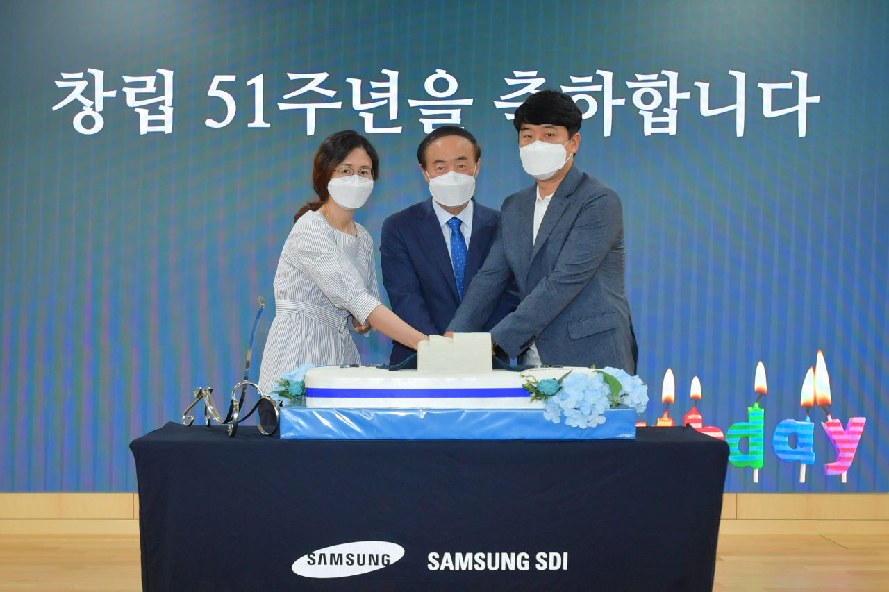 삼성SDI 전영현 사장(가운데)과 임직원들이 창립 51주년 축하케이크를 커팅하고 있다. [삼성SDI 제공]