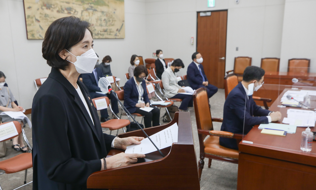 유은혜 사회부총리 겸 교육부 장관이 지난 달 10일 오후 서울 여의도 국회에서 열린 교육위원회 전체회의에서 국가교육위원회의 설치 및 운영에 관한 법률안 통과에 대한 인사말을 하고 있다. [연합]