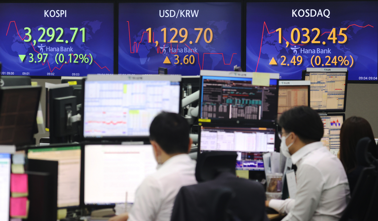 1일 오전 명동 하나은행 본점 딜링룸에 실시간 코스피가 표시돼 있다. [연합]