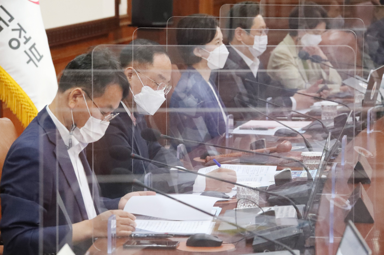 South Korea's Finance Minister and Deputy Prime Minister Hong Nam-ki attends a pangovernmental meeting held in Seoul on Thursday. (Yonhap)