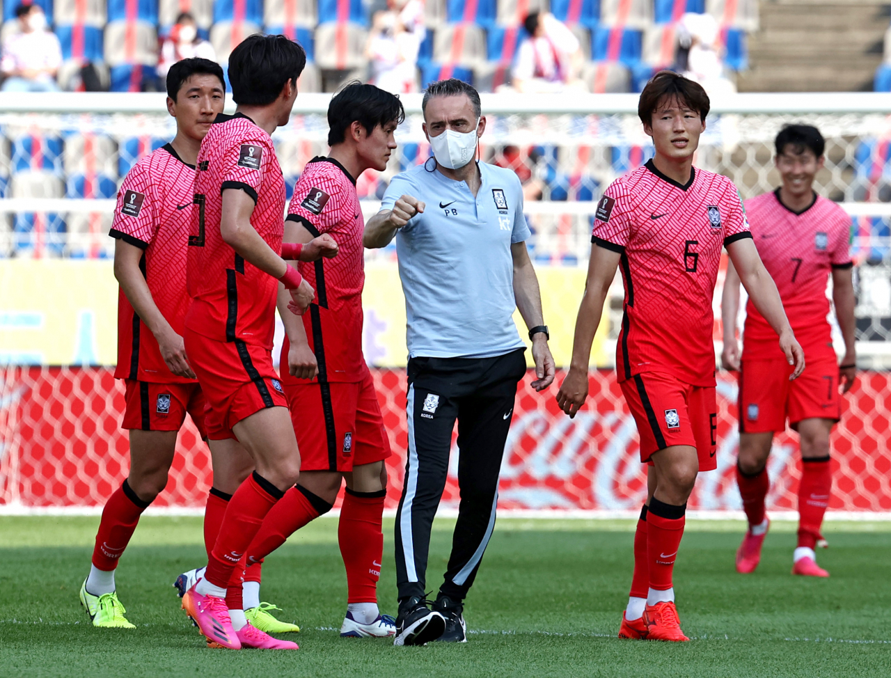 2022 카타르 월드컵 아시아지역 2차 예선 대한민국 대 레바논의 경기에서 파울루 벤투 감독이 경기에서 승리한 뒤 선수들을 격려하고 있다. [연합]스