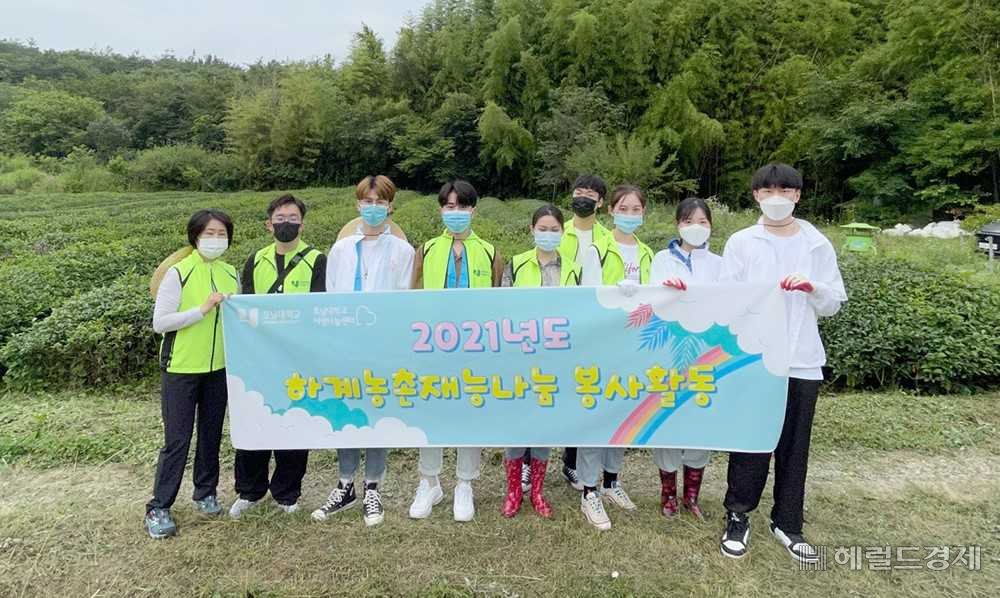 호남대학교 재학생들이 여름방학을 이용해 일손이 부족한 농촌현장을 찾아 재능나눔 봉사활동을 벌였다.