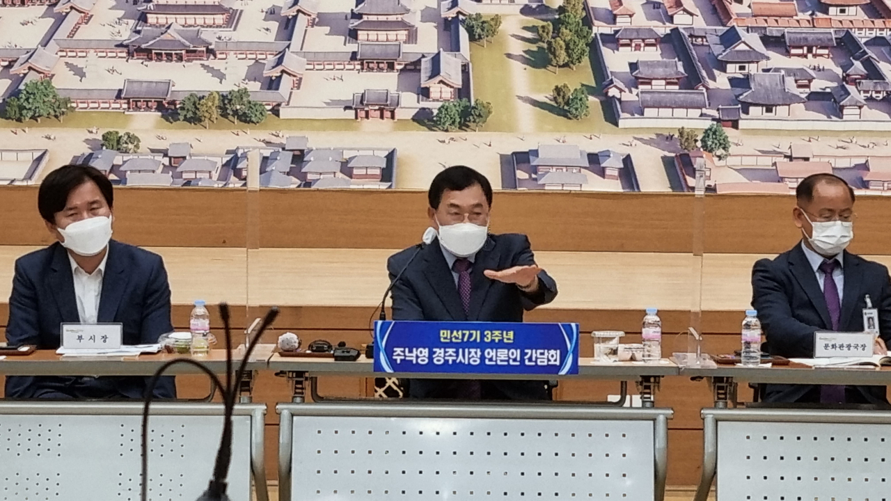 주낙영 경주시장이 1일 경주시청 알천홀에서 민선 7기 취임 3주년 언론인 간담회를 열고 있다.[사진=김병진 기자]