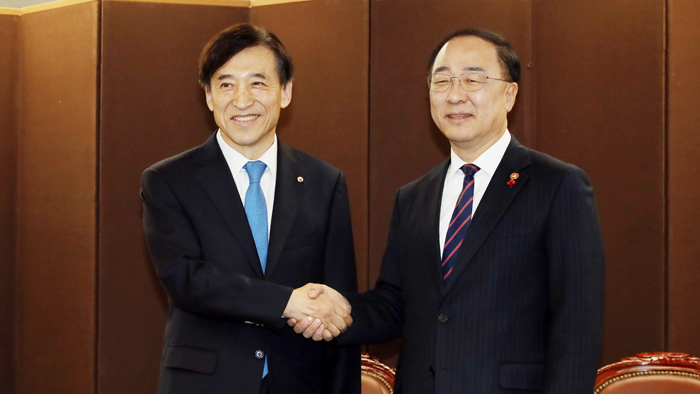 이주열(왼쪽) 한국은행 총재와 홍남기 경제부총리. [연합]