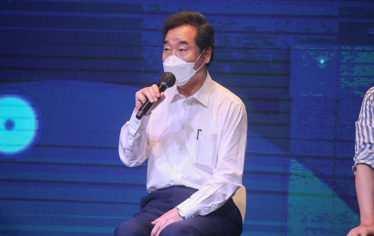 더불어민주당 대선 경선 후보들이 1일 서울 여의도 글래드호텔 그랜드볼룸에서 공명선거 실천 서약식 및 프레스데이를 가졌다. 이낙연 후보가 취재진의 질문에 답하고 있다. 연합뉴스