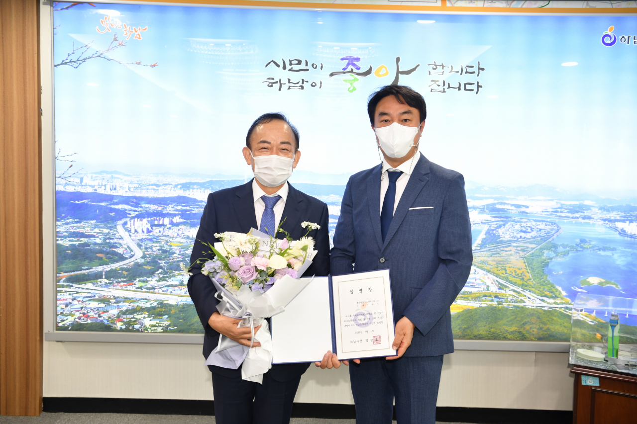 김상호 하남시장(오른쪽)이 이학수 하남도시공사 사장에게 임명장을 수여했다. [하남시]