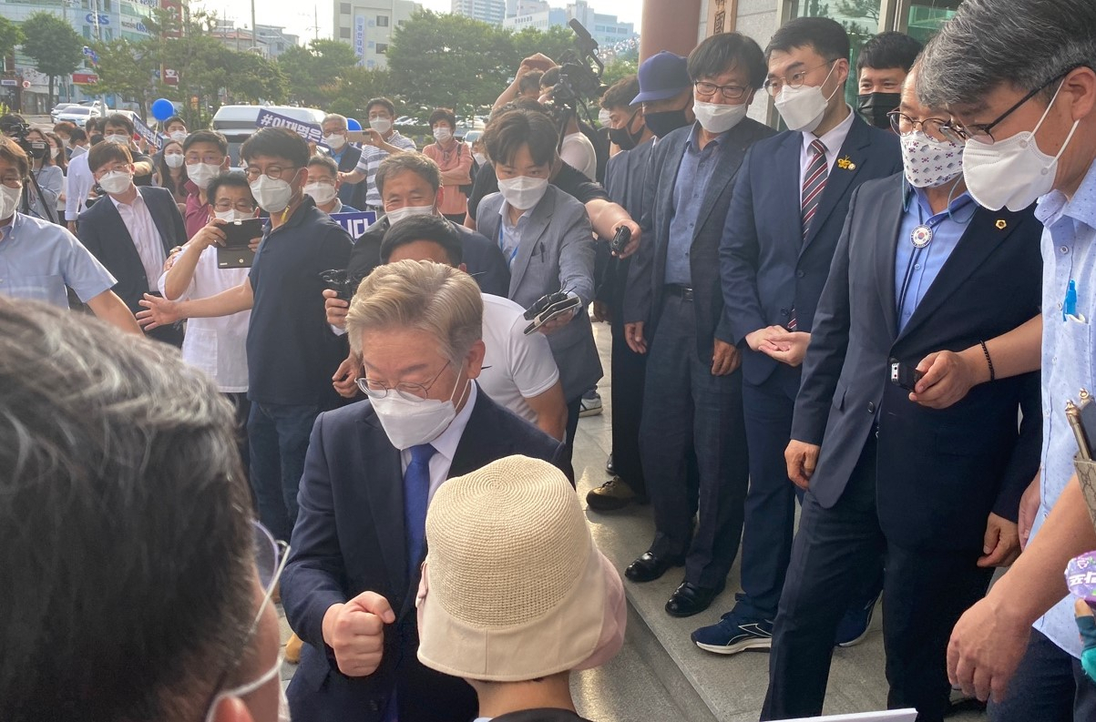 1일 대선 출마를 선언한 이재명 경기도지사가 이날 오후 경북 안동 경북도유교문화회관을 방문, 이곳을 찾은 지지자들과 반갑게 주먹 인사를 나누고 있다.[사진=김병진 기자]