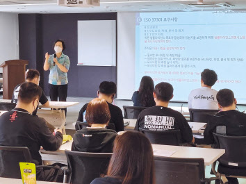 한국공정경쟁연합회 ISO 전문위원이 서울 강남구 빗썸 본사에서 빗썸 임직원을 대상으로 준법경영 교육을 진행하고 있다. [빗썸코리아 제공]