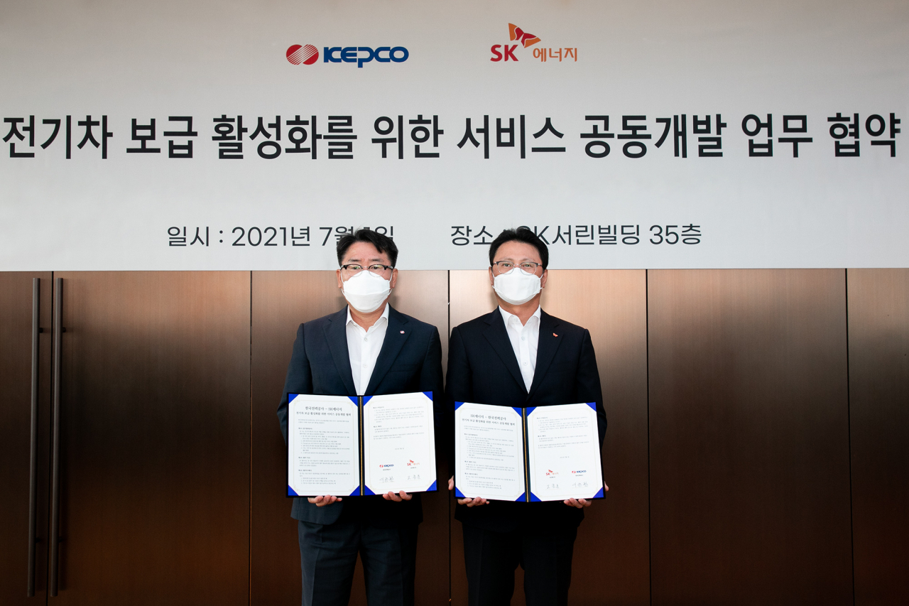 이종환 한국전력 사업총괄부사장(왼쪽)과 오종훈 SK에너지 P&M CIC 대표가 1일 서울 종로구 SK서린빌딩에서 국내 전기차 보급 활성화를 위한 서비스 공동개발 업무협약을 체결식에 참석하고 있다.[SK에너지 제공]