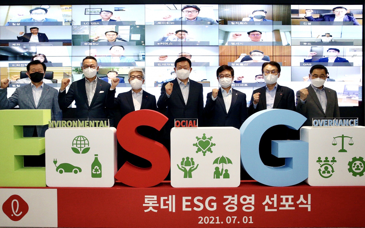 롯데는 1일 서울 송파구 롯데월드타워에서 진행된 ‘2021 하반기 롯데 VCM’에서 ESG 경영 선포식을 가졌다. 왼쪽부터 롯데그룹 이영구 식품BU장, 이동우 롯데지주 대표이사, 송용덕 롯데지주 대표이사, 신동빈 롯데 회장, 강희태 유통BU장, 김교현 화학BU장, 이봉철 호텔&서비스BU장.[롯데지주 제공]