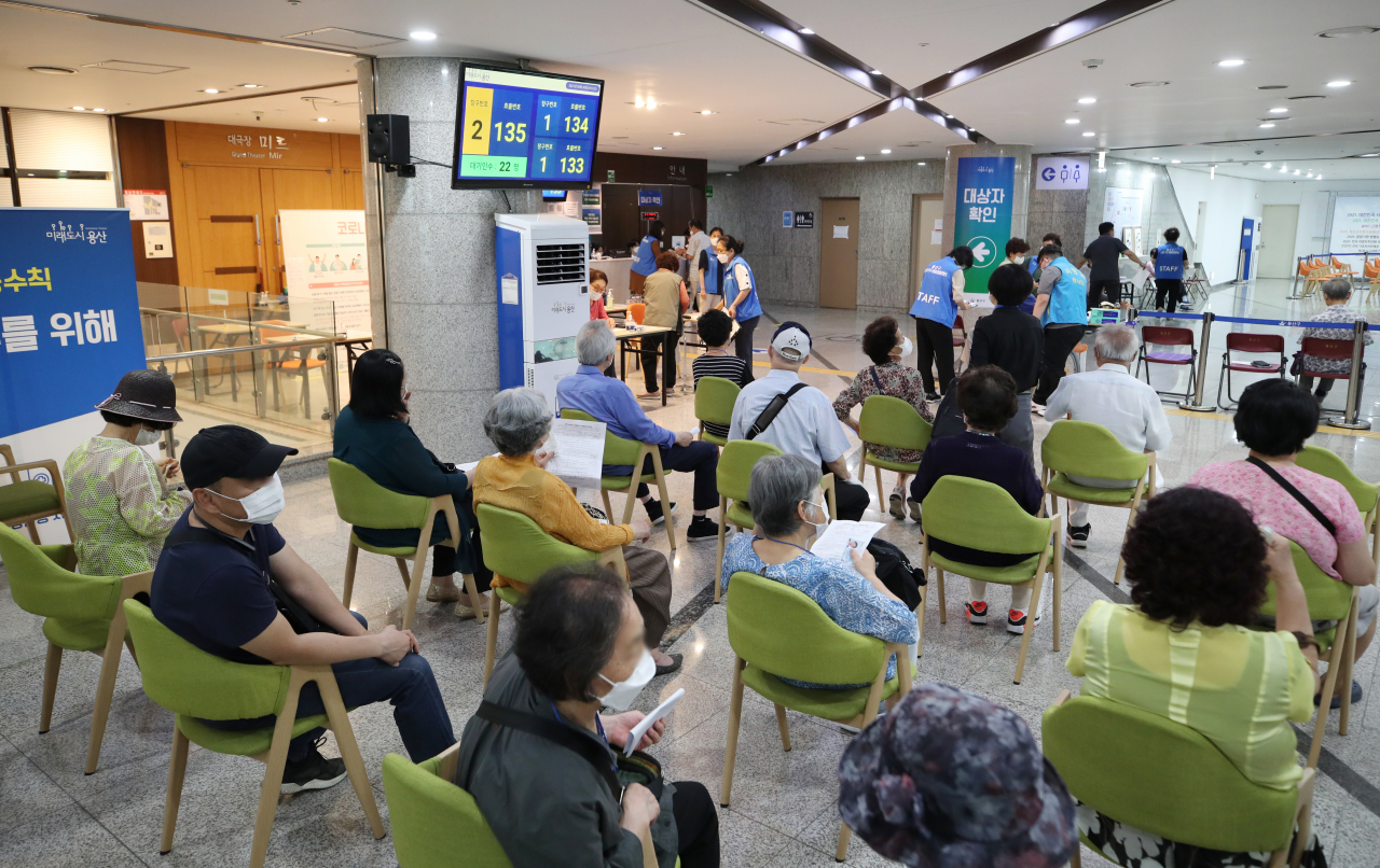 서울 용산구 예방접종센터에서 시민들이 화이자 백신을 접종받기 위해 대기하고 있다. [연합]