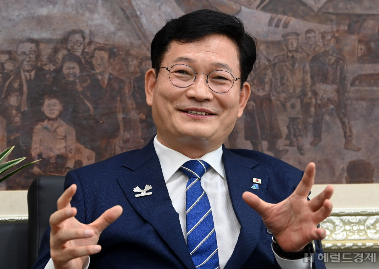 송영길 더불어민주당 대표가 지난달 29일 국회 본관 당대표실에서 헤럴드경제와 인터뷰를 하고 있다. 이상섭 기자/