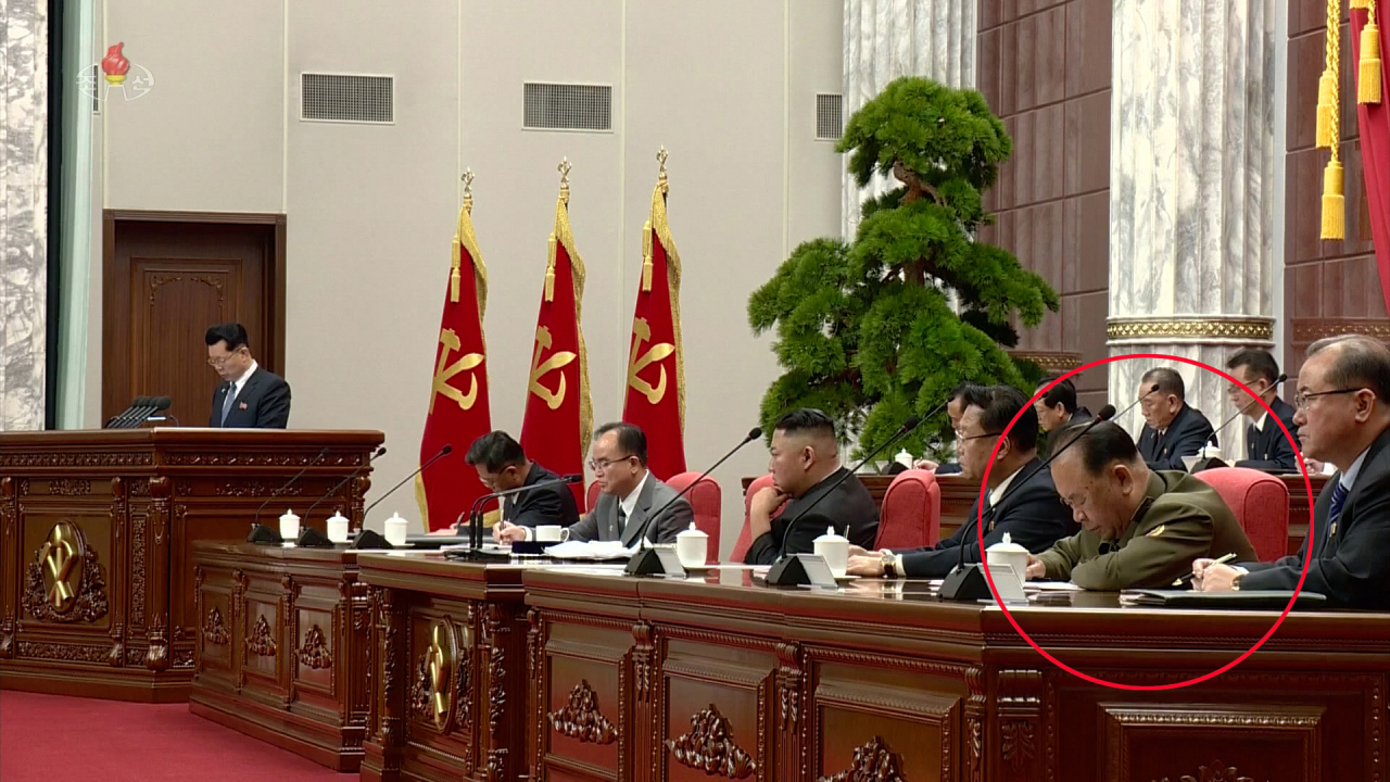 북한 노동당 제8기 제2차 정치국 확대회의에서는 당 정치국 상무위원회 위원과 정치국 위원·후보위원, 당 중앙위원회 비서를 각각 소환·선거했다. 리병철 당 중앙군사위원회 부위원장(붉은 원)이 눈을 감은 채 고개를 떨구고 있다. [연합]