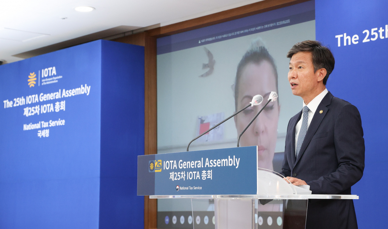 김대지 국세청장이 1일 오후 화상으로 열린 유럽조세행정협의기구(IOTA) 총회에 참석해 연설하고 있다.[국세청 제공]