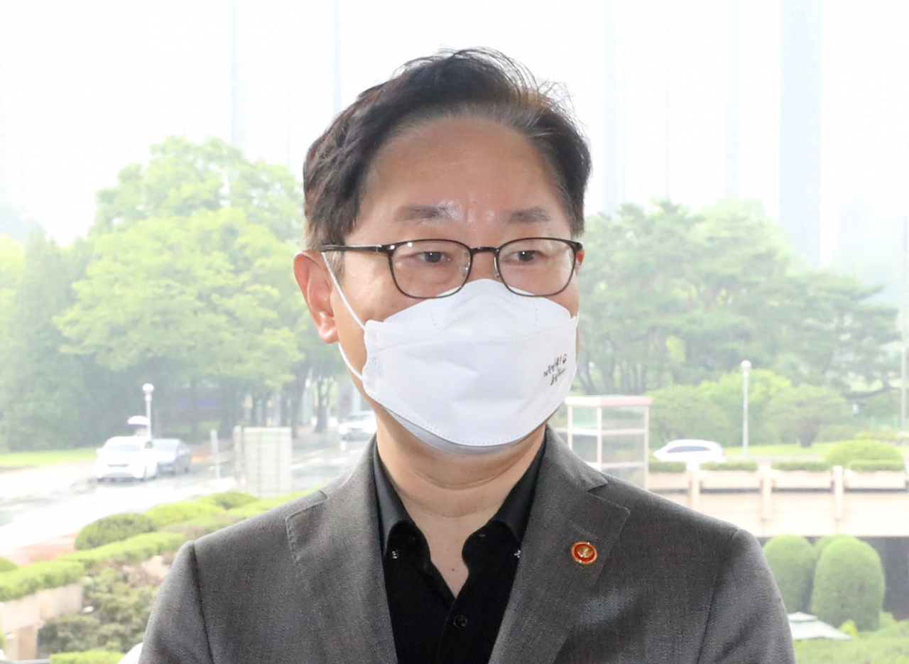 박범계 법무부 장관이 지난달 28일 오전 정부과천청사 법무부에 출근하며 취재진의 질문에 답변하고 있다. [연합]