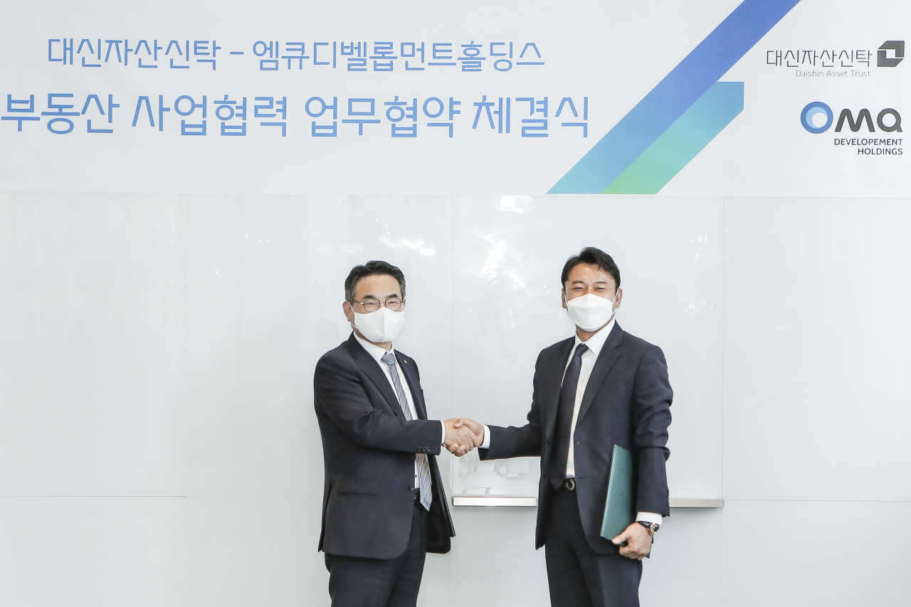 김철종(왼쪽) 대신자산신탁 대표이사와 김이근 엠큐디벨롭먼트홀딩스 대표이사가 업무협약서를 체결하고 기념촬영을 하고 있다. [대신자산신탁 제공]