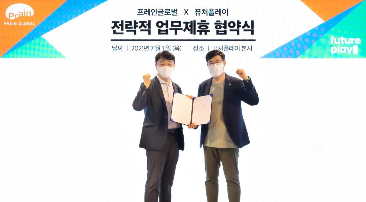 (왼쪽부터)김동욱 프레인글로벌 대표와 류중희 퓨처플레이 류중희 대표가 지난 1일 서울 성동구에 있는 퓨처플레이 본사에서 스타트업 지원을 위한 업무협약을 맺었다.[제공 퓨처플레이]