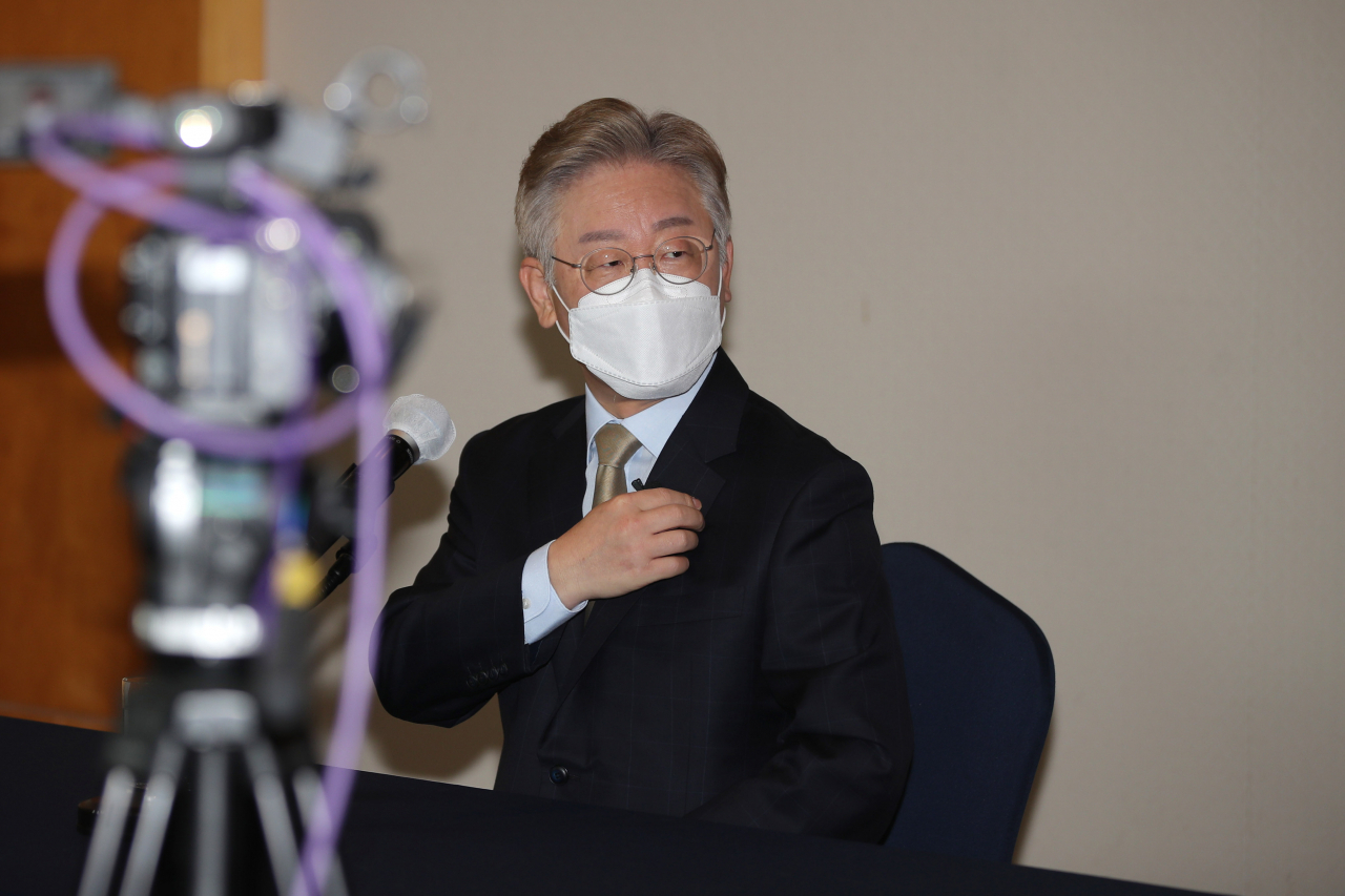 이재명 경기도지사가 2일 오전 전남 영암군 삼호읍 호텔현대 바이 라한 소연회장에서 온라인 회의 프로그램인 '줌'을 활용한 간담회에 참석해 있다. [연합]