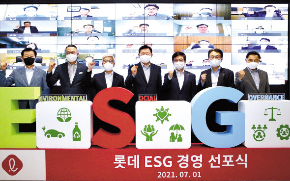롯데는 1일 서울 송파구 롯데월드타워에서 진행된 ‘2021 하반기 롯데 VCM’에서 ESG 경영 선포식을 가졌다. 왼쪽부터 롯데그룹 이영구 식품BU장, 이동우 롯데지주 대표이사, 송용덕 롯데지주 대표이사, 신동빈 롯데 회장, 강희태 유통BU장, 김교현 화학BU장, 이봉철 호텔&서비스BU장. [롯데지주 제공]