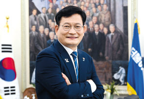 송영길 더불어민주당 대표가 지난달 29일 국회 본관 당대표실에서 헤럴드경제와 인터뷰를 하고 있다. 이상섭 기자