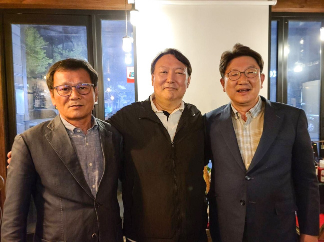 윤석열 전 검찰총장(가운데)이 지난 5월 29일 강원 강릉시의 한 식당에서 국민의힘 권성동 의원(오른쪽)을 만나 함께 사진을 찍고 있다. [연합]