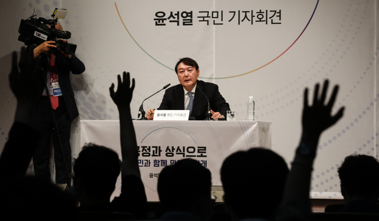 윤석열 전 검찰총장이 지난달 29일 서울 서초구 매헌 윤봉길 의사 기념관에서 열린 대선 출마 기자회견에서 취재진의질문을 받고 있다. [국회사진기자단]