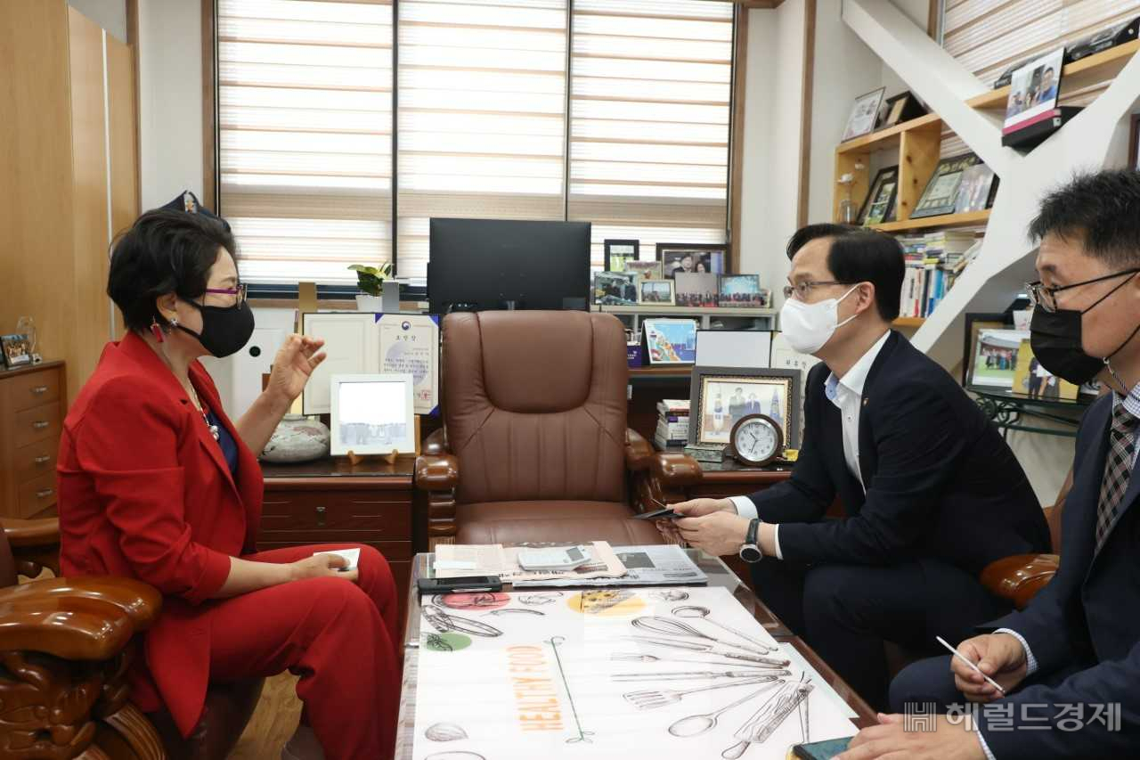 강성천 중소벤처기업부 차관과 임민자 성일이노텍 대표가 2일 중소기업 경쟁력 강화방안을 모색하고 있다.