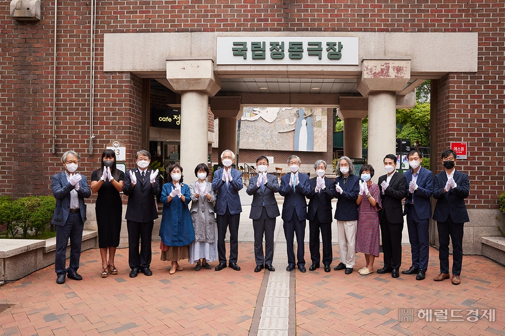 제막 후 오영우 문화체육관광부 제1차관과 김희철 국립정동극장 대표, 문화예술계 주요인사들이 기념촬영을 하고 있다. (왼쪽부터 김병석 국립정동극장 이사장, 정영주 뮤지컬 배우, 황선엽 서울정동협의체 위원장, 정성숙 전통공연예술진흥재단 이사장, 이유리 한국뮤지컬협회 이사장, 김철호 국립극장 극장장, 오영우 문화체육관광부 제1차관, 김종규 문화유산국민신탁 이사장, 김영운 국립국악원 원장, 김성진 국립국악관현악단 예술감독, 손인영 국립무용단 예술감독, 유희성 서울예술단 이사장, 윤성천 문화체육관광부 예술정책관, 김희철 국립정동극장 대표이사) [사진=국립정동극장 제공]