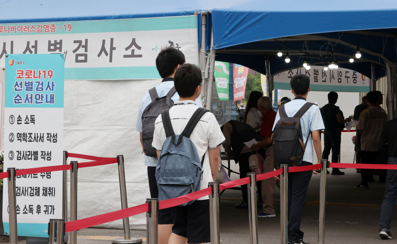 국내 코로나19 신규 확진자 수가 근 6개월 만에 다시 800명대로 올라선 2일 오전 서울역 앞 코로나19 선별검사소에 시민들이 검사를 위해 대기해 있다. [연합]