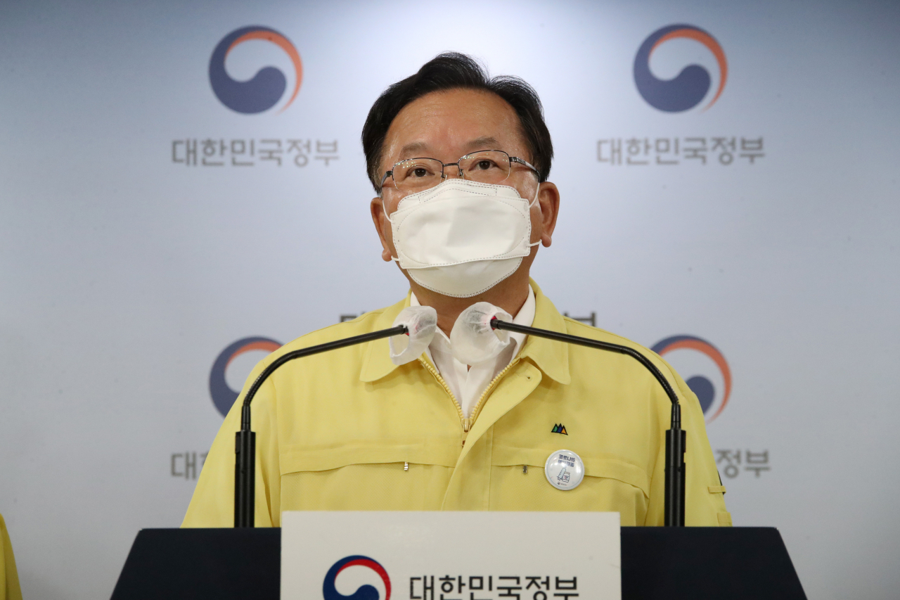 김부겸 국무총리가 2일 정부서울청사 브리핑실에서 주말에 예정된 민노총의 전국노동자대회 자제를 요청하는 대국민담화를 발표하고 있다. [연합]