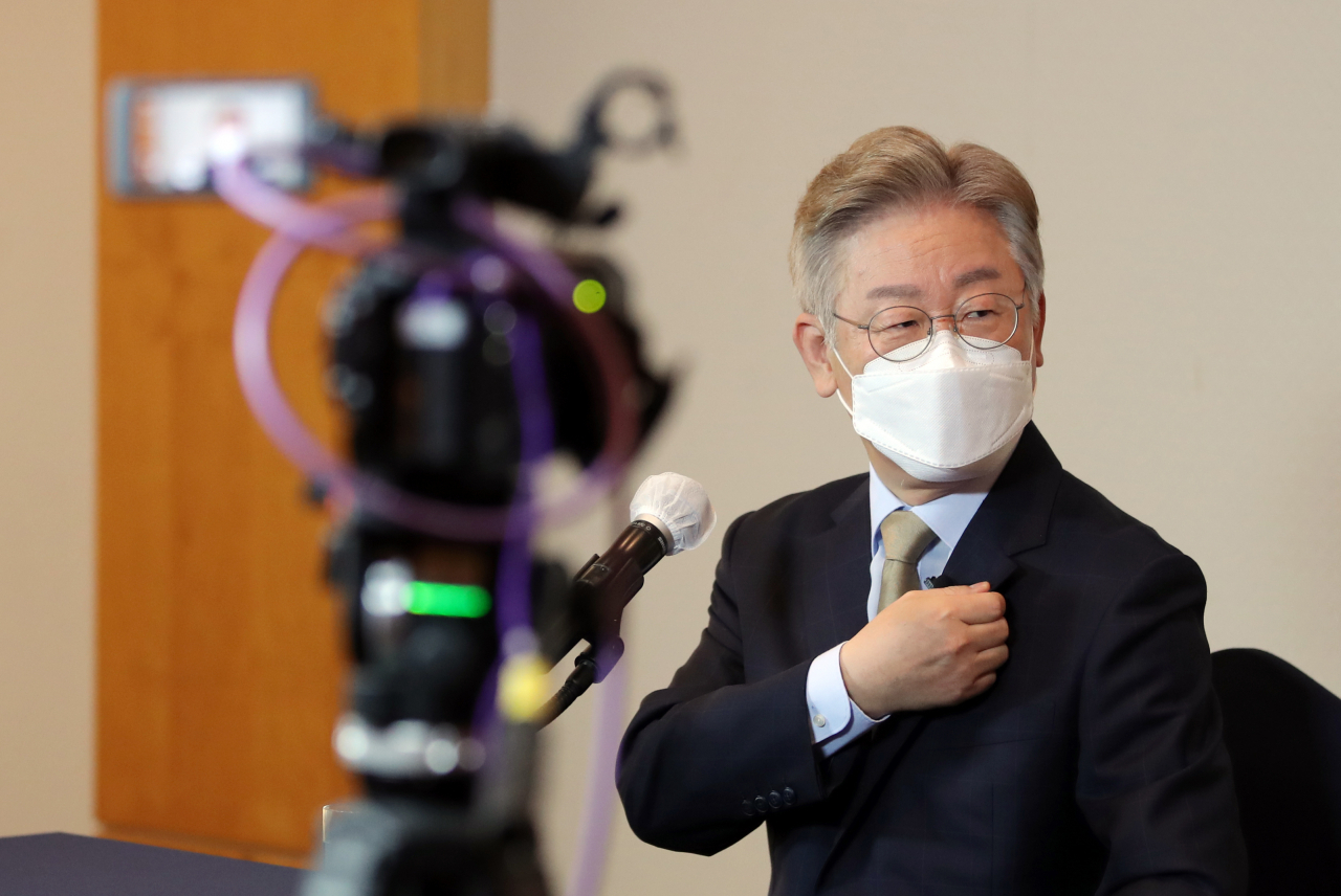 이재명 경기도지사가 2일 오전 전남 영암군 삼호읍 호텔현대바이라한 소연회장에서 온라인회의 프로그램인 '줌'을 활용한 간담회를 준비하고 있다. [연합]